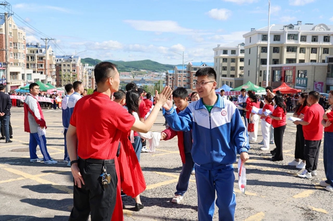 绥芬河：高考学子奔赴考场各方全力护航助考生圆梦