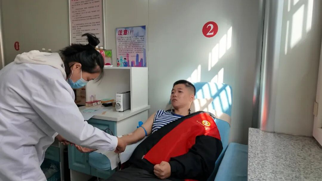 热血献华诞，丹心显担当